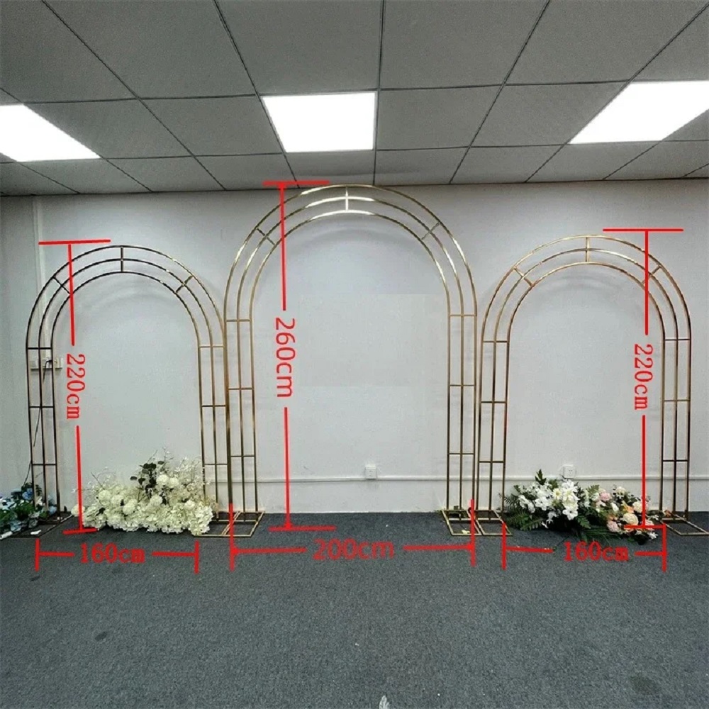 メタリックゴールドのウェディングアーチスタンド、ウェディング - The Wedding Supply Store のレビューと価格