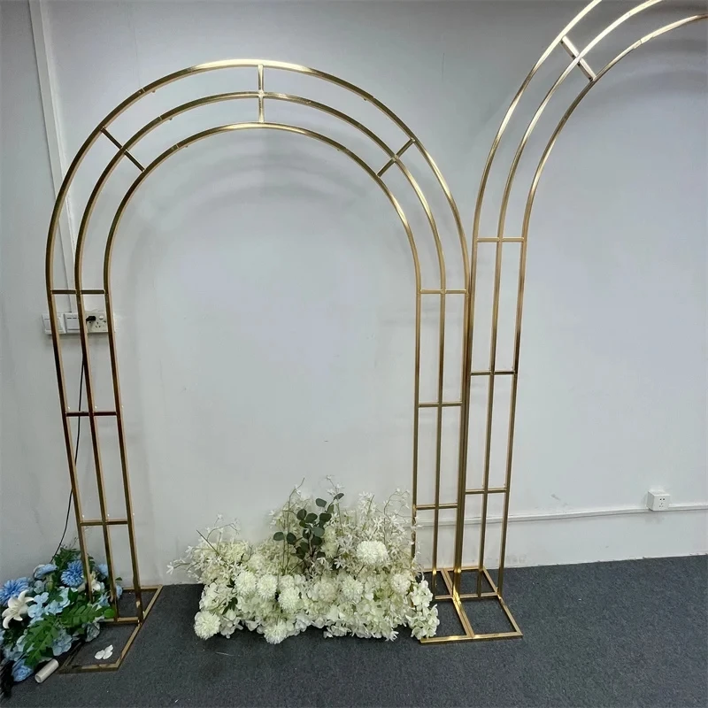 メタリックゴールドのウェディングアーチスタンド、ウェディング - The Wedding Supply Store のレビューと価格