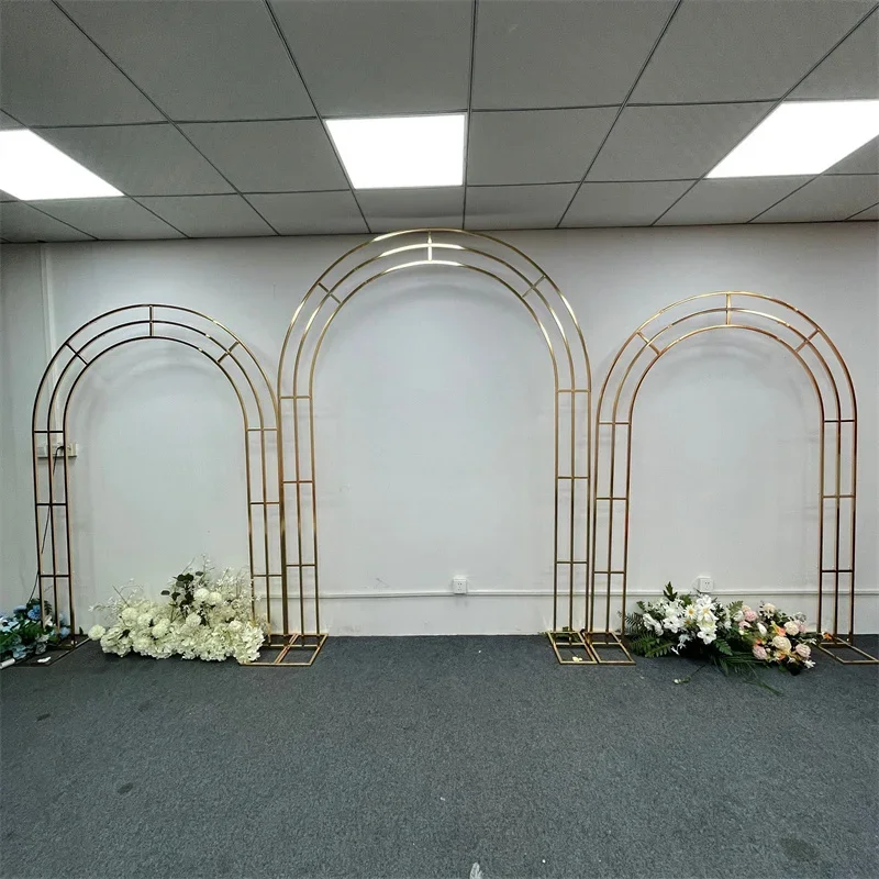メタリックゴールドのウェディングアーチスタンド、ウェディング - The Wedding Supply Store のレビューと価格